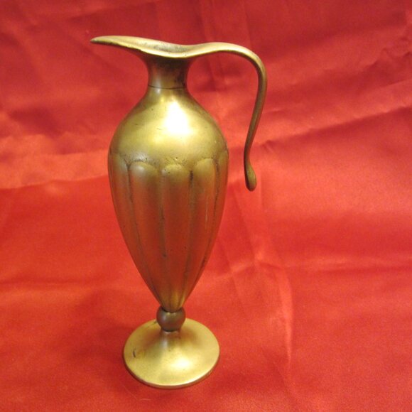 RETRO 70'S BRASS PITCHER, URN STYLE W/RIBBED SIDES - Picture 3 of 7